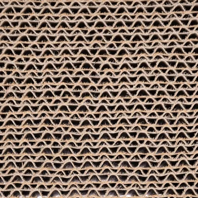 Krupan prikaz valovitog kartona, pogodan za površine za grebanje ili ambalažu.