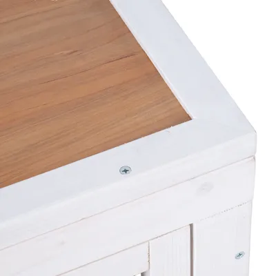 Detailansicht einer Holzkonstruktion mit weissem Rahmen und naturfarbener Holzplatte, befestigt mit Schrauben.