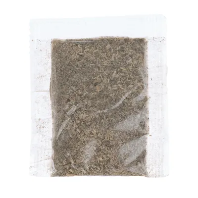 Transparenter Beutel mit getrockneten Kräutern, sichtbar durch die Verpackung.