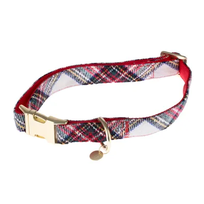 Collier pour animal à motif écossais rouge, blanc et bleu, boucle métallique dorée et anneau d’attache avec petite médaille ronde visible.