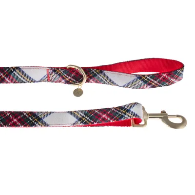 Laisse pour chien en tissu à motif écossais rouge, blanc et noir, mousqueton métallique argenté et anneau en métal doré avec petite médaille ronde gravée d’un N.