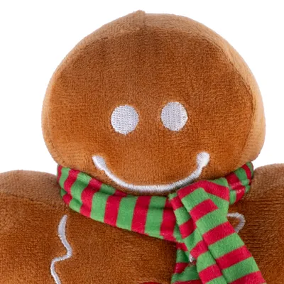 Jouet en peluche en forme de bonhomme pain d’épices avec une écharpe rayée verte et rouge, broderies blanches pour les yeux, la bouche et les détails.