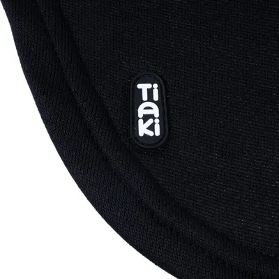 Tiaki logo na černém textilním materiálu.