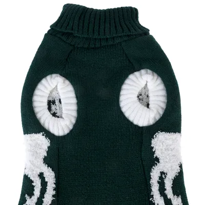 Grüner gestrickter Pullover mit weissem Muster und zwei Öffnungen für die Vorderbeine, geeignet für Haustierbekleidung.