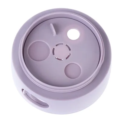 Rund lila plastdel med flera öppningar och en central cirkel, möjligen ett lock eller tillbehör.