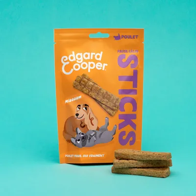 Edgard Cooper Sticks avec du poulet frais. Emballage orange avec illustration de chien et chat. Texte : 'Miaaaam', 'Pause Câlin', 'Poulet frais, oui vraiment'.