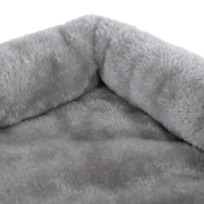 Nahaufnahme eines grauen, weichen Plüschmaterials, geeignet für Polsterung oder Tierbett.