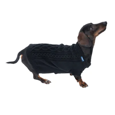 Teckel portant un pull noir en maille avec étiquette bleue visible sur le col. Pull à motifs torsadés, coupe ajustée pour chien.