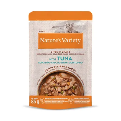 Nature's Variety Adult Bites in salsa con tonno, 85g. Completo ed equilibrato, senza coloranti, aromi o conservanti artificiali, fatto con ingredienti naturali.
