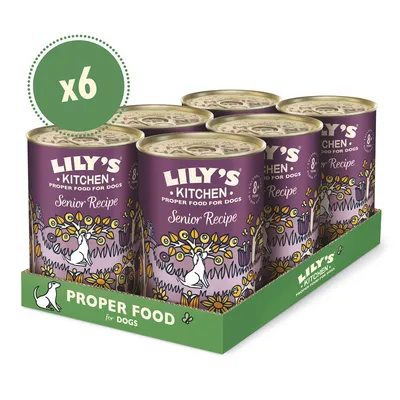 Lot de 6 boîtes Lily's Kitchen Proper Food for Dogs Senior Recipe, emballage violet avec illustrations et texte en anglais, présenté dans un plateau vert.