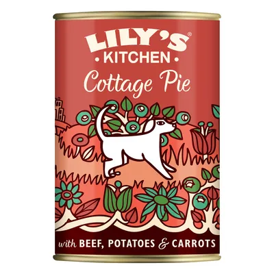 Lily's Kitchen Cottage Pie -koiranruokapurkki, etiketissä teksti: with beef, potatoes & carrots, kuvassa valkoinen koira ja kasviaiheinen tausta.