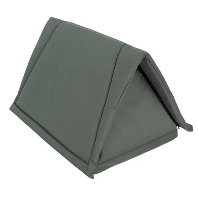 Tienda para mascotas triangular y plegable de tela verde con lados acolchados y interior negro.