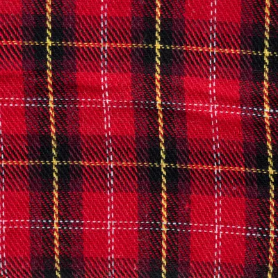 Roter Stoff mit kariertem Muster aus schwarzen, gelben und weissen Linien. Detailansicht des Materials.