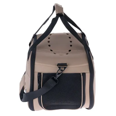 Sac de transport beige pour animaux avec poignée, bandoulière noire, grille d’aération en maille noire et trous d’aération sur le dessus, fermeture éclair visible à l’avant.