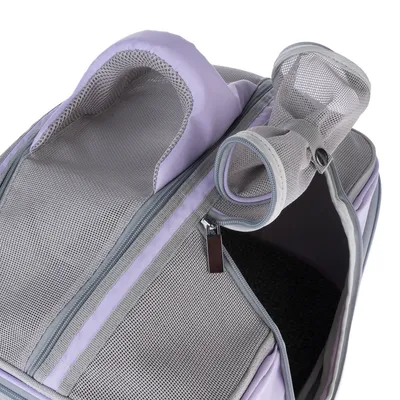 Sac de transport pour animaux en tissu gris et lavande, avec poignées, fermeture éclair et panneaux en maille respirante visibles.