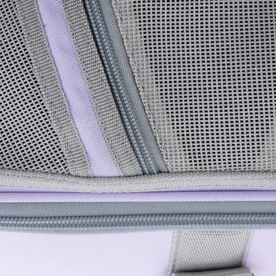 Gros plan sur une fermeture éclair grise et un tissu en maille synthétique, détails visibles d’un accessoire pour animaux. Matières : tissu et maille synthétique.