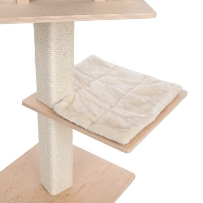 Árbol rascador de madera con poste envuelto en sisal y superficie acolchada para descansar de tela beige.