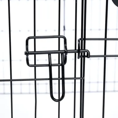 Detailansicht eines schwarzen Metallverschlusses an einem Gitterkäfig, zeigt die Schliessmechanik.