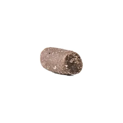 Un singolo pezzo di mangime per animali marrone, cilindrico, con cereali visibili e superficie liscia.