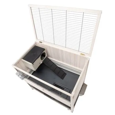 Houten knaagdierenkooi met openklapbaar traliedeksel, zwart kunststof bodem, huisje met ingang, helling en drinkfles aan de zijkant zichtbaar.