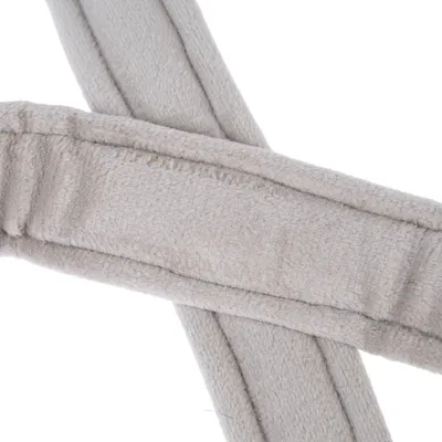 Nahaufnahme eines grauen, gepolsterten Stoffmaterials mit Nähten. Detailansicht des Produkts.