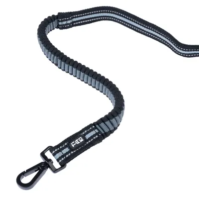 Elastyczna smycz dla psa w kolorze czarnym i szarym z paskami odblaskowymi i metalowym karabińczykiem. Marka: FGA.