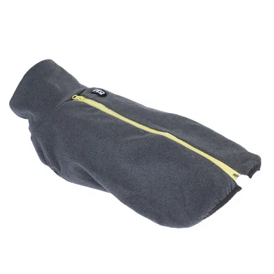 Manteau pour chien en polaire grise avec fermeture éclair jaune sur le dos, écusson visible marqué 'RAX' près du col.
