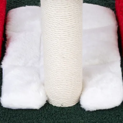 Poteau recouvert de corde en sisal au centre d’une base carrée en tissu peluche blanc, partie d’un arbre à chat visible sur fond vert.