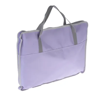Sac rectangulaire en tissu violet avec deux anses grises et une grande poche extérieure, fermeture éclair visible sur le côté.