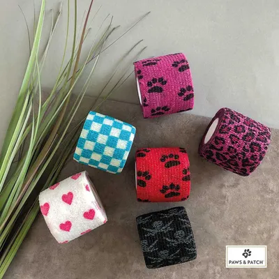 Paws & Patch självhäftande bandage i olika designer: hjärtan, rutmönster, tassavtryck och leopardmönster. För djurvård eller skador.