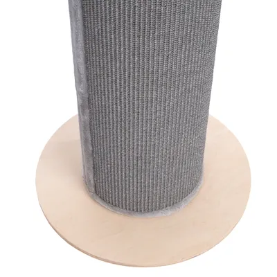 Škrabací sloup s šedým sisalovým potahem a kulatou dřevěnou základnou.