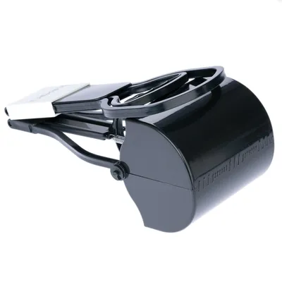 Čierne kliešte na exkrementy s ergonomickou rukoväťou a pružinovým mechanizmom, vhodné na zber zvieracích odpadov.
