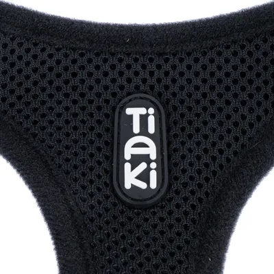 Tiaki Logo auf schwarzem, atmungsaktivem Netzmaterial.