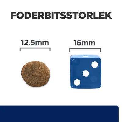 Foderbitsstorlek: foderbit 12,5 mm bred jämförd med en blå tärning på 16 mm. Tydlig storleksjämförelse för att visa foderbitens dimension.