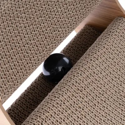 Λεπτομερής προβολή παιχνιδιού με κυματοειδές χαρτόνι και μαύρη μπάλα, κατάλληλο για διαδραστικό παιχνίδι.