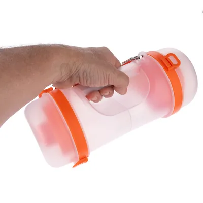 Hand hält transparenten Behälter mit orangefarbenen Verschlüssen und Griff, geeignet für Transport oder Aufbewahrung von Tierfutter oder Wasser.