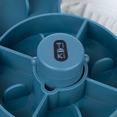 Közelkép egy kék műanyag termékről, középen "Teki" felirattal.