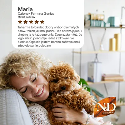 Opinia klientki Marii: 5 gwiazdek. Poleca ten pokarm dla małych psów, ponieważ jej pudel go lubi i pozostaje zdrowy. Marka N&D Brown widoczna w prawym dolnym rogu.