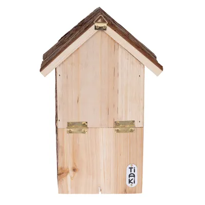 Tiaki trähus med tak av bark, två mässingsgångjärn och rektangulär form.