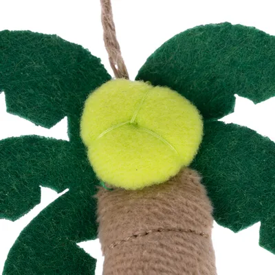 Jouet pour animal en forme d’arbre avec tronc marron, feuilles vertes et boule jaune, fabriqué en tissu et feutrine. Corde visible en haut.