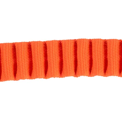 Nahaufnahme eines orangefarbenen, gerippten Textilbands. Materialstruktur sichtbar.