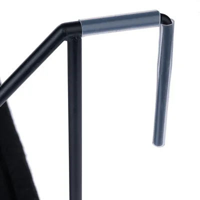 Detailaufnahme eines schwarzen Metallgestänges mit grauem Kunststoffschutz an der oberen Kante.