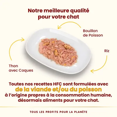 Thon avec coques, bouillon de poisson et riz sur assiette. Texte : Toutes nos recettes HFC sont formulées avec de la viande et/ou du poisson propres à la consommation humaine.