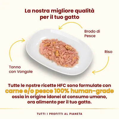 Tonno con vongole, brodo di pesce e riso su piatto. Testo: Tutte le nostre ricette HFC sono formulate con carne e/o pesce 100% human-grade, ora alimento per il tuo gatto.