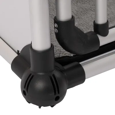 Detailansicht eines Aluminiumrahmens mit schwarzen Kunststoffverbindungen und grauer Stoffpolsterung.