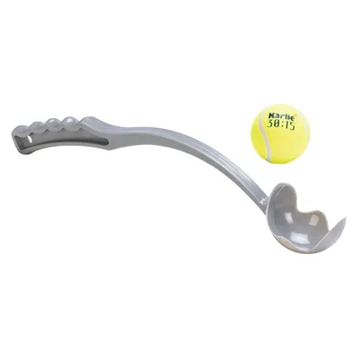 Серый метатель мячей с эргономичной ручкой и жёлтым теннисным мячом с надписью 'Karlie 38:15'.