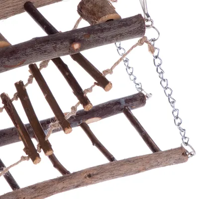 Wisząca drewniana drabinka z naturalnego drewna z linami i metalowym łańcuchem do mocowania, odpowiednia dla małych zwierząt lub ptaków.