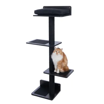 Arbre à chat noir avec quatre plateformes carrées, coussin supérieur et poteau central, un chat blanc et roux assis sur la deuxième plateforme en partant du bas. Matériau visible : bois, tissu.