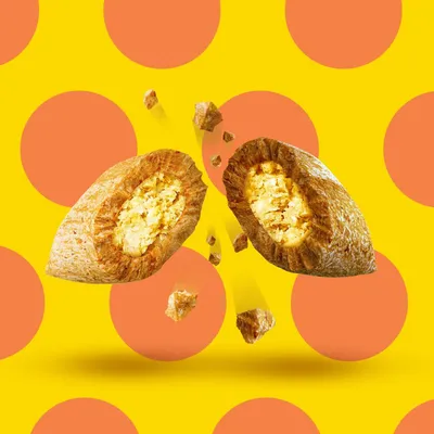 Snacks pour chiens cassés avec coque croustillante et garniture crémeuse, fond jaune avec points orange.