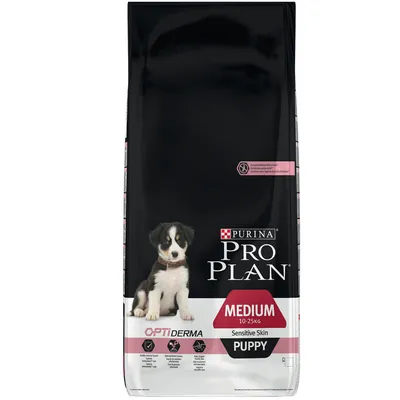Sacchetto di crocchette Purina Pro Plan Medium 10–25 kg Sensitive Skin Puppy, immagine di un cucciolo sulla confezione, testo visibile: OptiDerma.